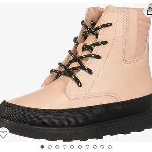 Toddlers combat boot, style Cliona. Easy zip. Easy wipe clean. Easy on and off.